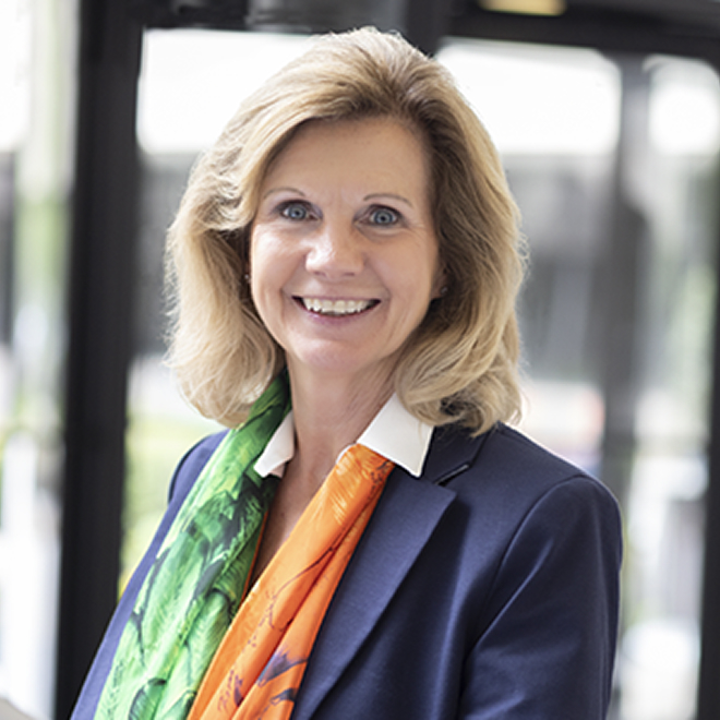 Head shot of Vicki Lander